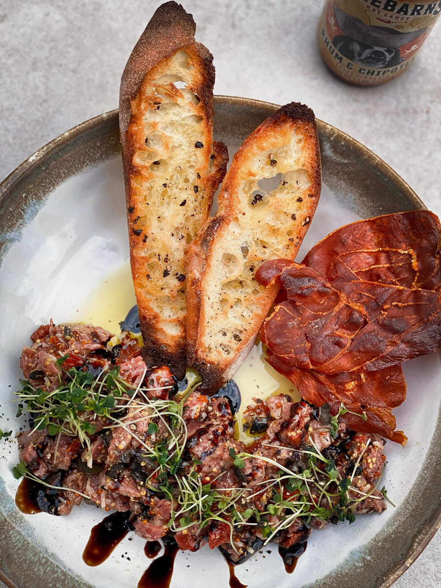 RECIPE BEEF TARTAR, SUN-DRIED TOMATOES, BLACK OLIVES AND PROSCIUTTO CHIPS – Les sauces Firebarns