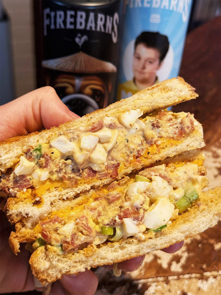 sandwich oeufs bacon sriracha ail noir